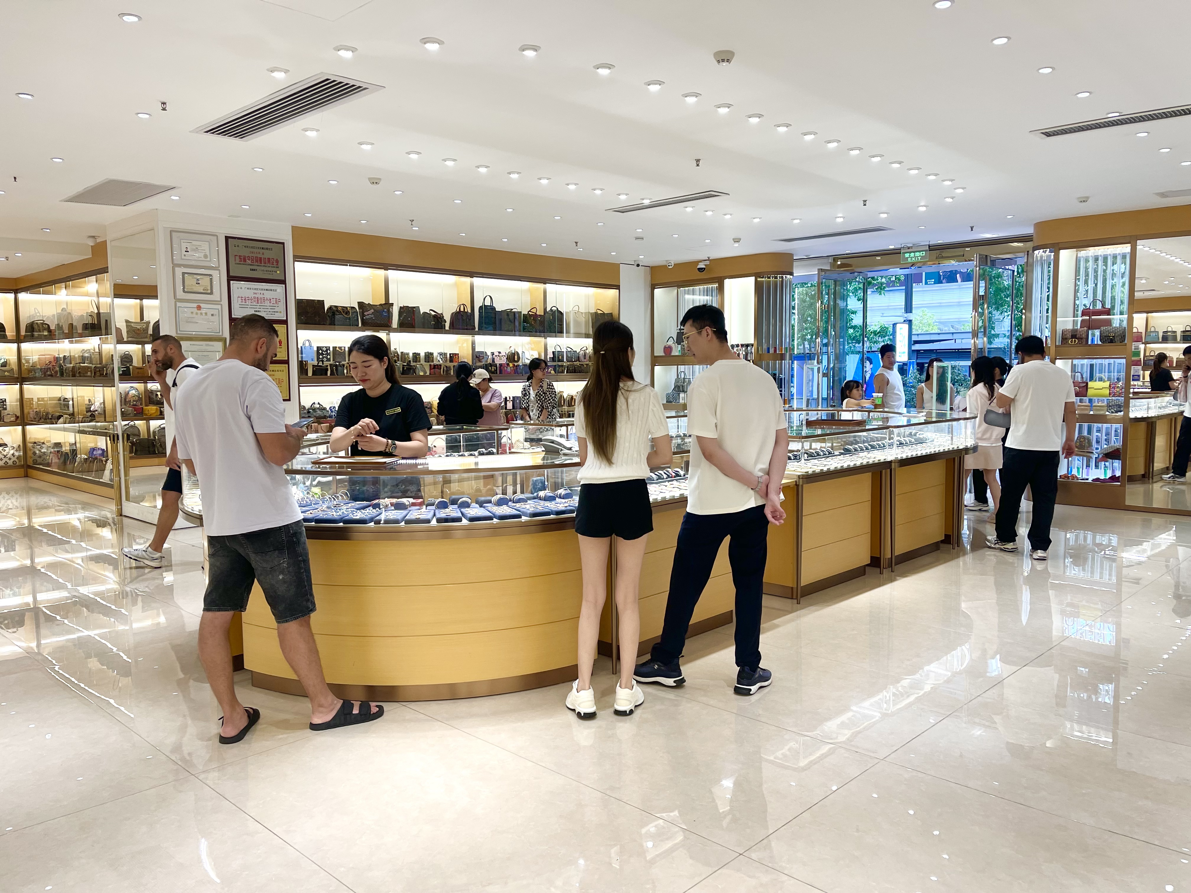深耕奢品流通，实体超大门店